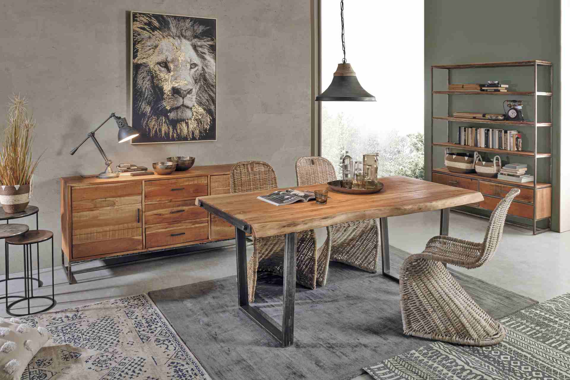 Der Esstisch Elmer überzeugt mit seinem moderndem Design. Gefertigt wurde er aus Akazienholz, welches einen natürlichen Farbton besitzt. Das Gestell des Tisches ist aus Metall und ist in eine schwarze Farbe. Der Tisch besitzt eine Breite von 180 cm.