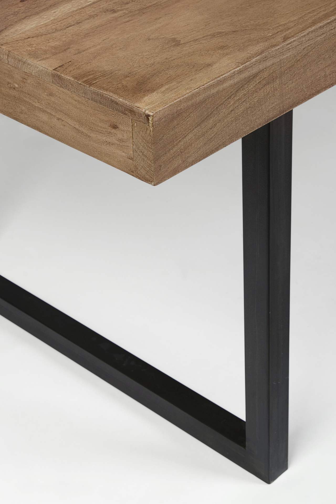 Der Esstisch Egon überzeugt mit seinem moderndem Design. Gefertigt wurde er aus Akazienholz, welches einen natürlichen Farbton besitzt. Das Gestell des Tisches ist aus Metall und ist in eine schwarze Farbe. Der Tisch besitzt eine Breite von 200 cm.