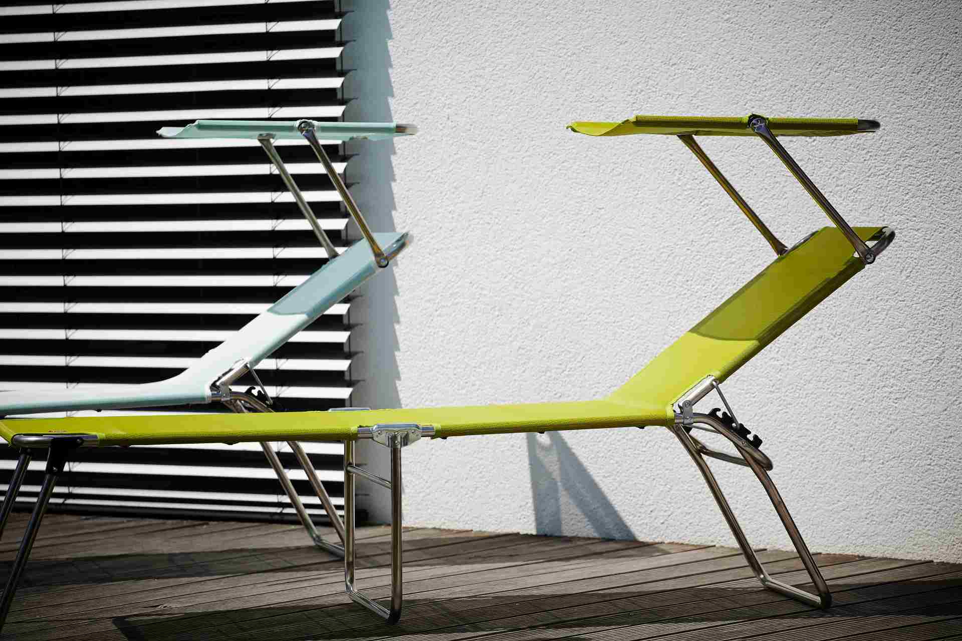 Dreibeinliege Amigo 40+ mit Sonnenblende aus Aluminium, Weiß Dreibeinliege Amigo 40+ mit Sonnenblende aus Aluminium, Weiß