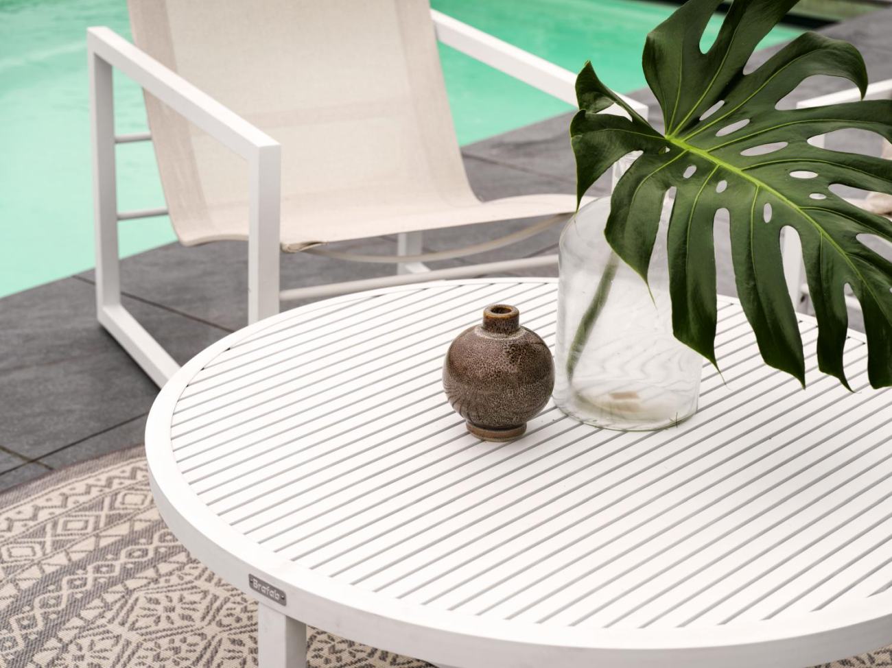 Der Gartencouchtisch Vevi überzeugt mit seinem modernen Design. Gefertigt wurde die Tischplatte aus Metall, welche einen weißen Farbton besitzt. Das Gestell ist auch aus Metall und hat eine weiße Farbe. Der Tisch besitzt einen Durchmesser von 100 cm.