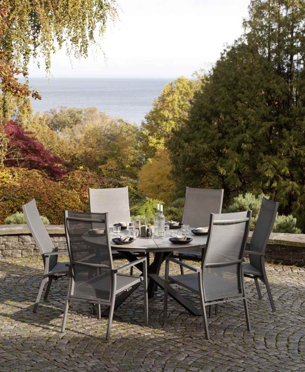 Der Gartenesstisch Kenora überzeugt mit seinem modernen Design. Gefertigt wurde die Tischplatte aus Granit und hat eine hellgraue Farbe. Das Gestell ist auch aus Metall und hat eine schwarze Farbe. Der Tisch besitzt einen Durchmesser von 137 cm.