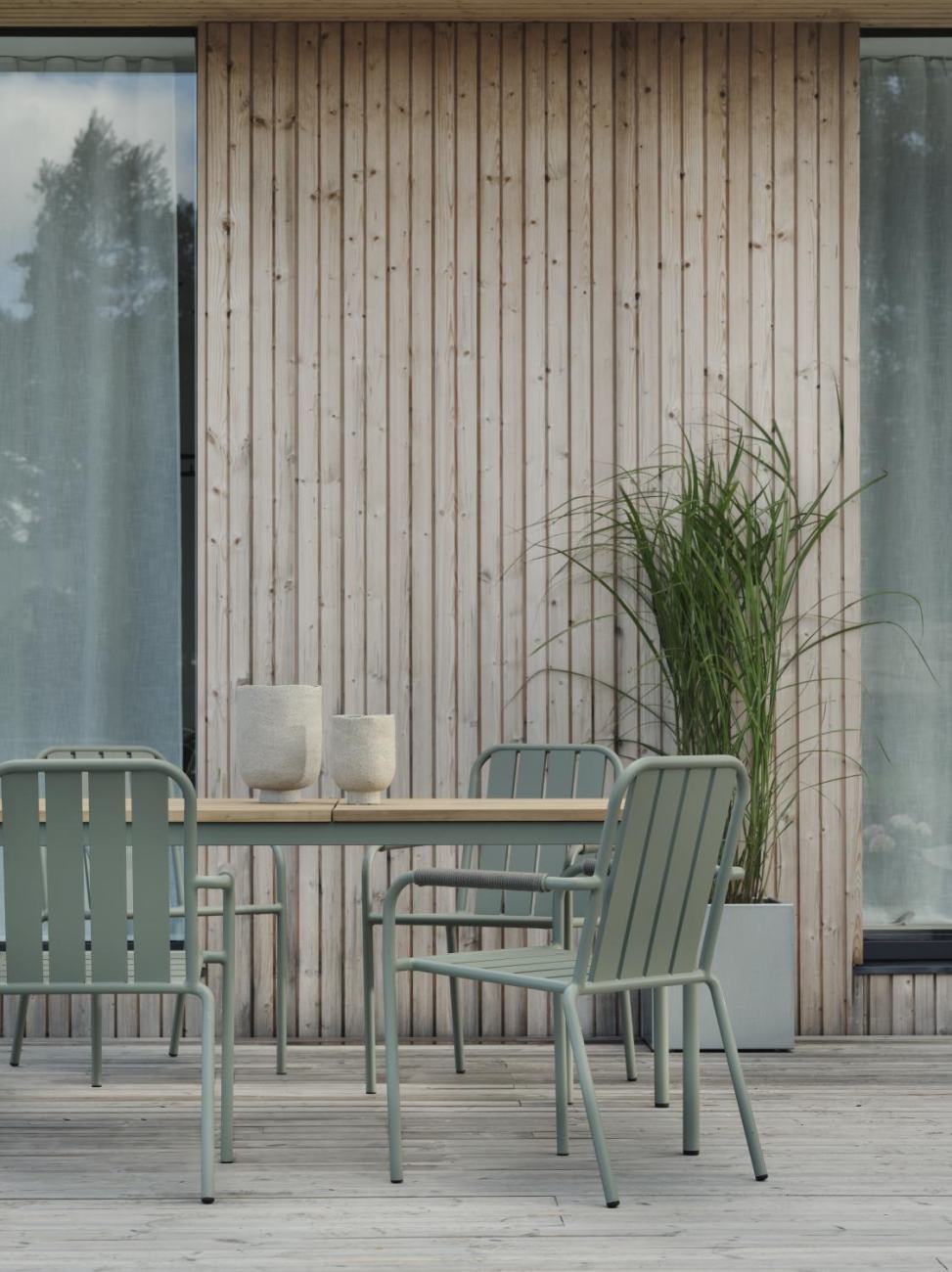 Der Gartenesstisch Nolli überzeugt mit seinem modernen Design. Gefertigt wurde die Tischplatte aus Teakholz und hat einen natürlichen Farbton. Das Gestell ist auch aus Metall und hat eine grüne Farbe. Der Tisch besitzt eine Länge von 240 cm.