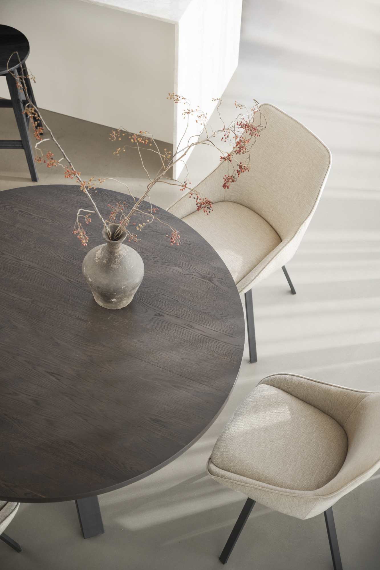 Komfortabel & schön – Esstisch Maddock Rund 135cm, Eiche Braun.