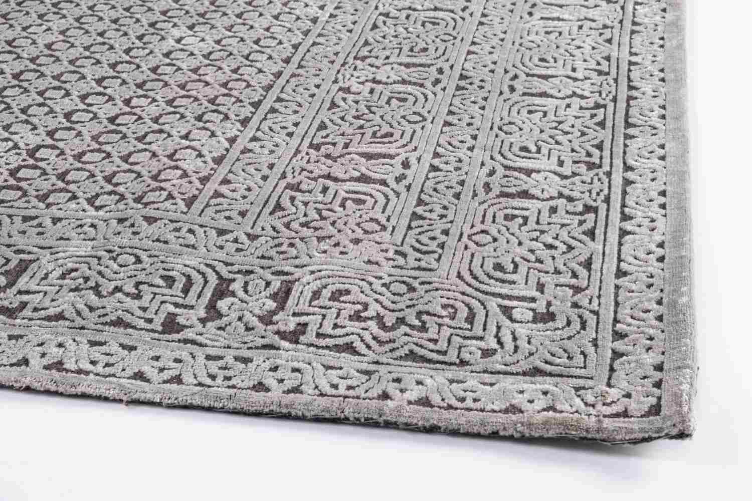 Der Teppich Panama überzeugt mit seinem klassischen Design. Gefertigt wurde die Vorderseite aus 100% Viskose und die Rückseite aus 100% Baumwolle. Der Teppich besitzt einen dunkelgrauen Farbton und die Maße von 160x230 cm.