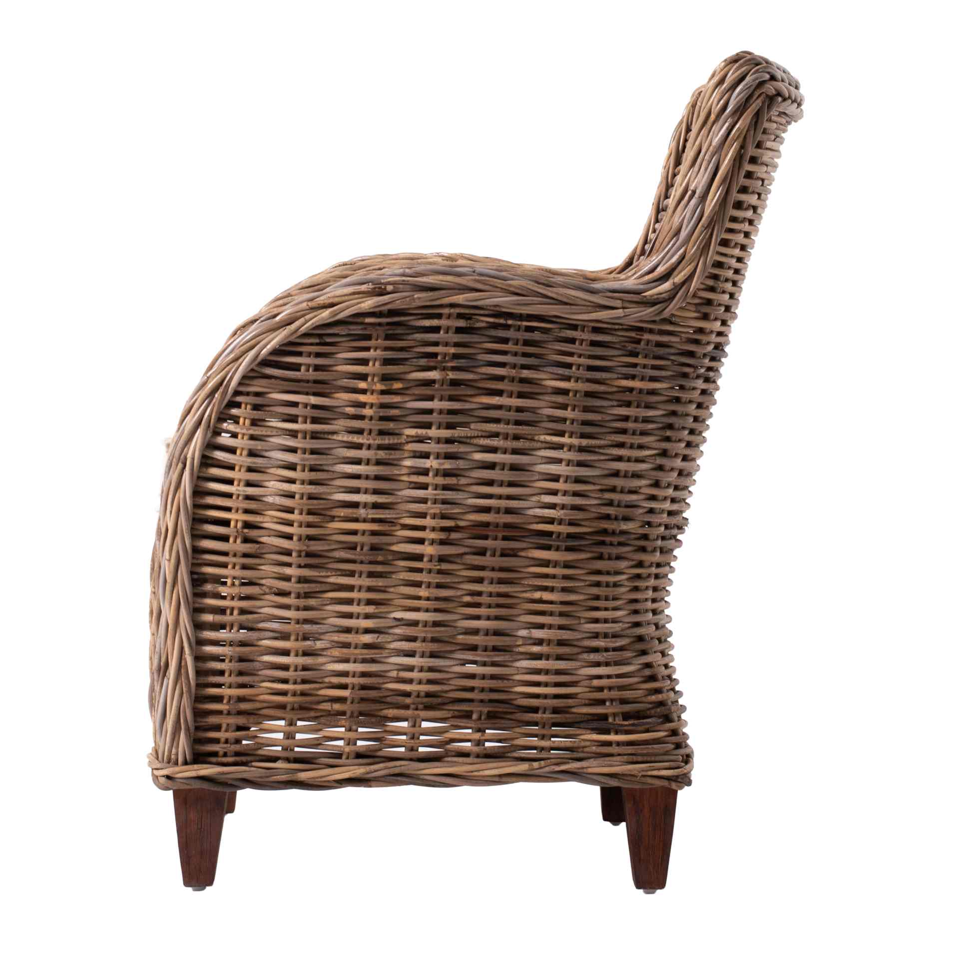 Der Armlehnstuhl Baron überzeugt mit seinem Landhaus Stil. Gefertigt wurde er aus Kabu Rattan, welches einen braunen Farbton besitzt. Der Stuhl verfügt über eine Armlehne und ist im 2er-Set erhältlich. Die Sitzhöhe beträgt beträgt 40 cm.