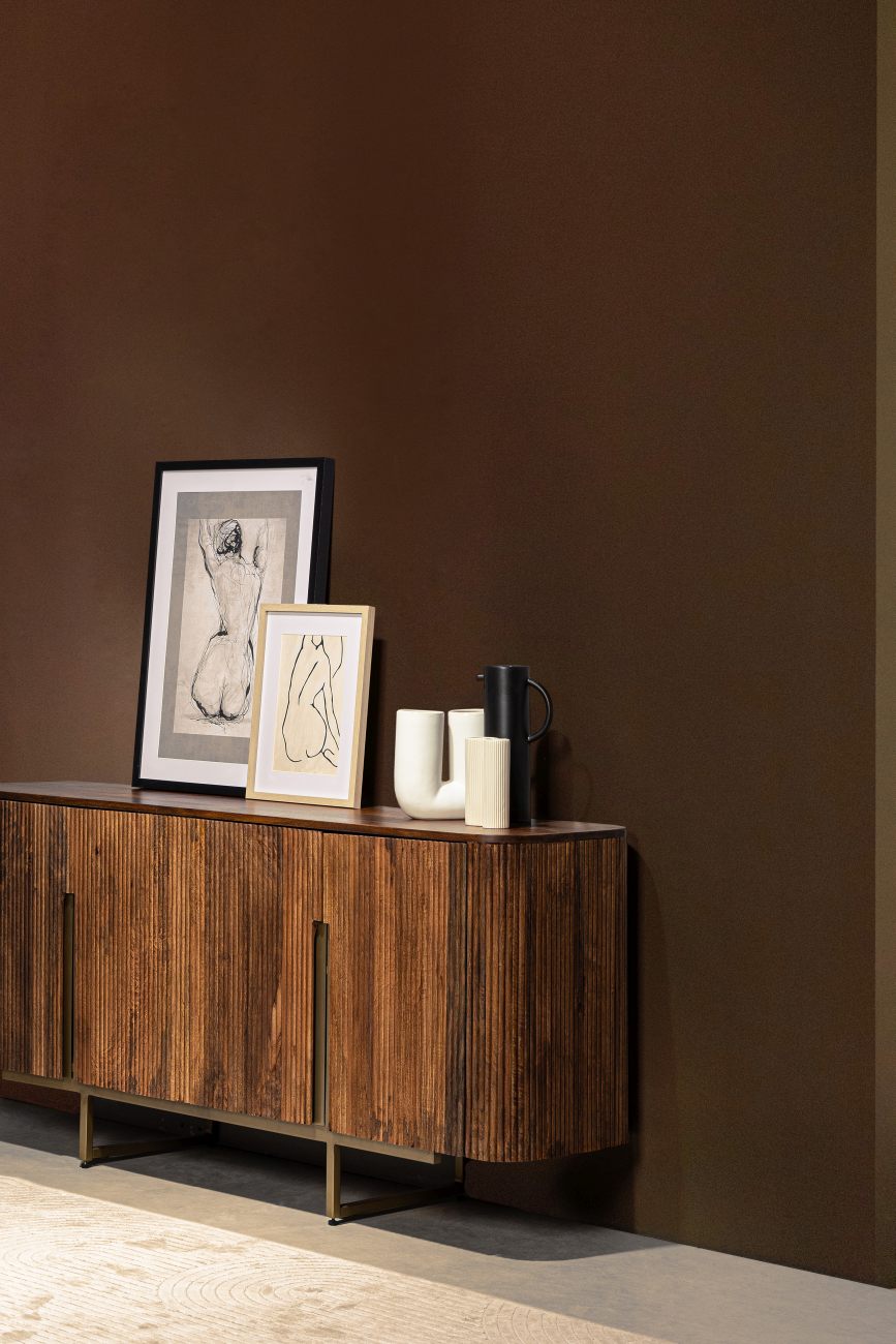 Das Sideboard Vilas überzeugt mit seinem modernen Stil. Gefertigt wurde es aus Mangoholz, welches einen braunen Farbton besitzt. Das Gestell ist aus Metall und hat eine goldene Farbe. Das Sideboard verfügt über vier Türen.