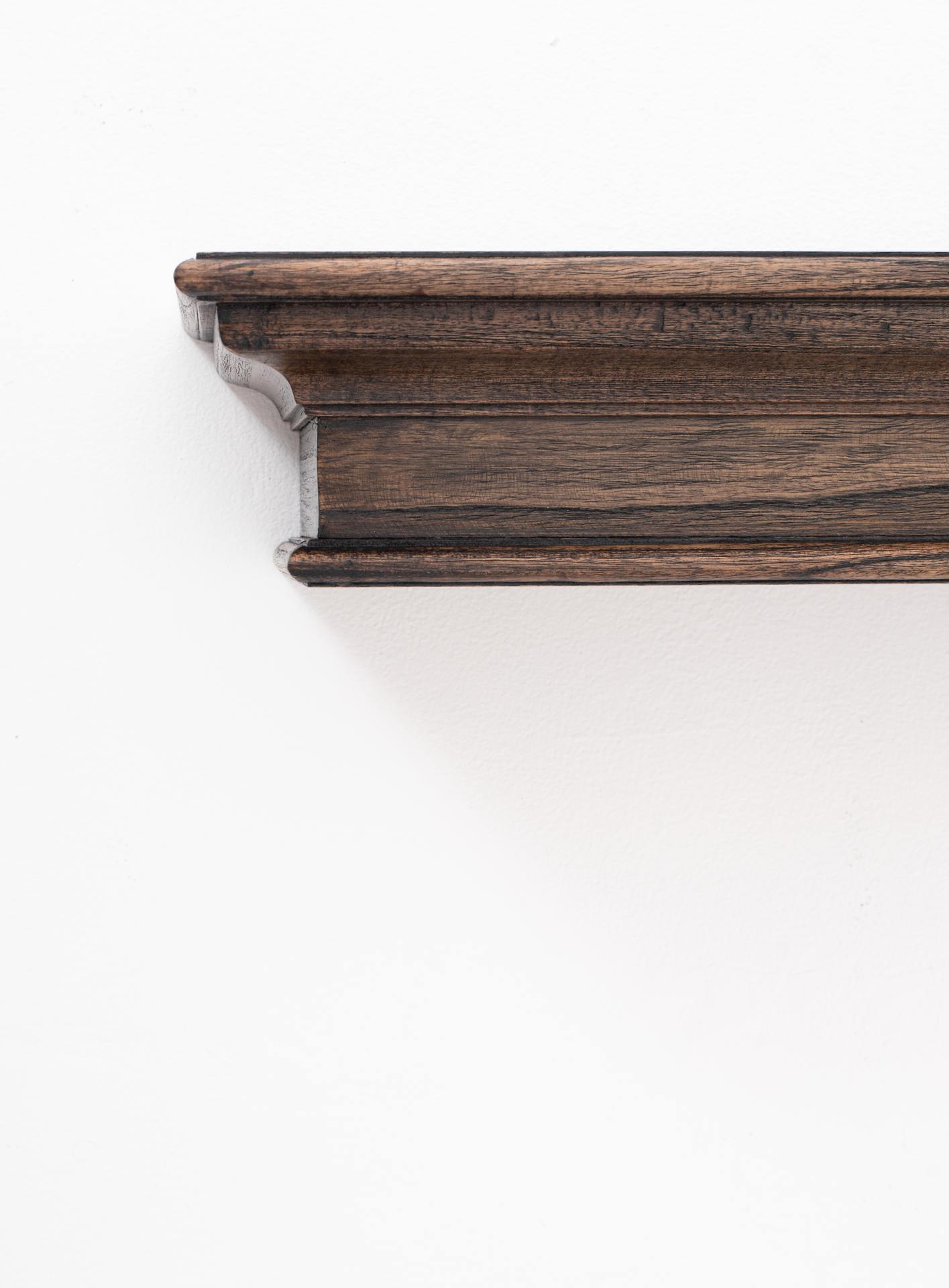 Das Wandregal Halifax Mindi überzeugt mit seinem Landhaus Stil. Gefertigt wurde es aus Mahagoni Holz, welches einen braunen Farbton besitzt. Das Regal besitzt eine Breite von 80 cm.