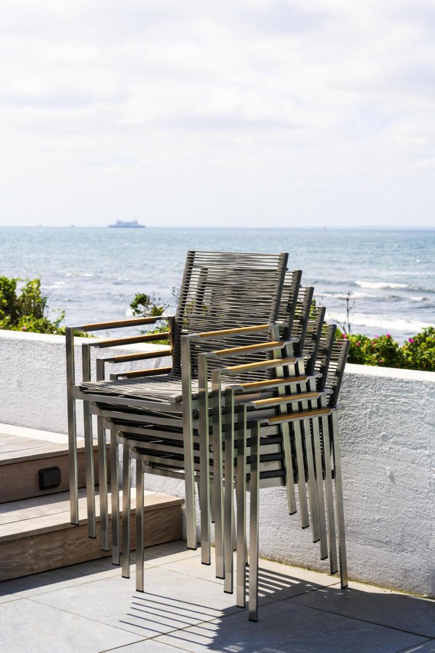 Der Gartenstuhl Gotland überzeugt mit seinem modernen Design. Gefertigt wurde er aus Kunststoff, welches einen schwarzen Farbton besitzt. Das Gestell ist aus Metall und hat eine silberne Farbe. Die Sitzhöhe des Stuhls beträgt 44 cm.