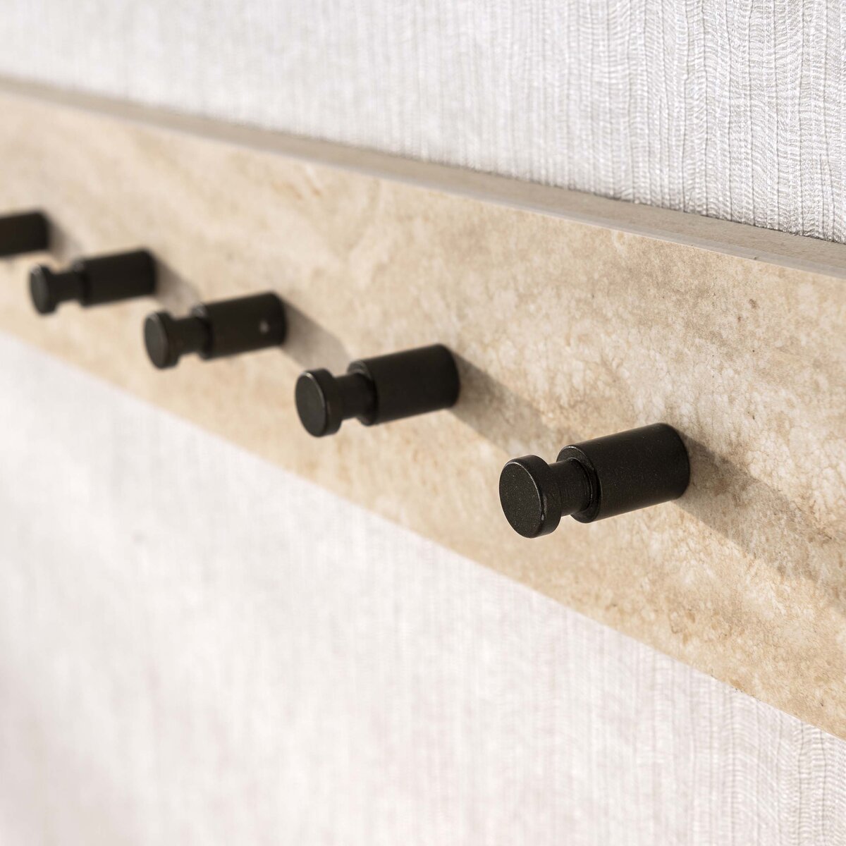 Wandgarderobe Oniva mit 8 Haken und Keramik in Travertinoptik