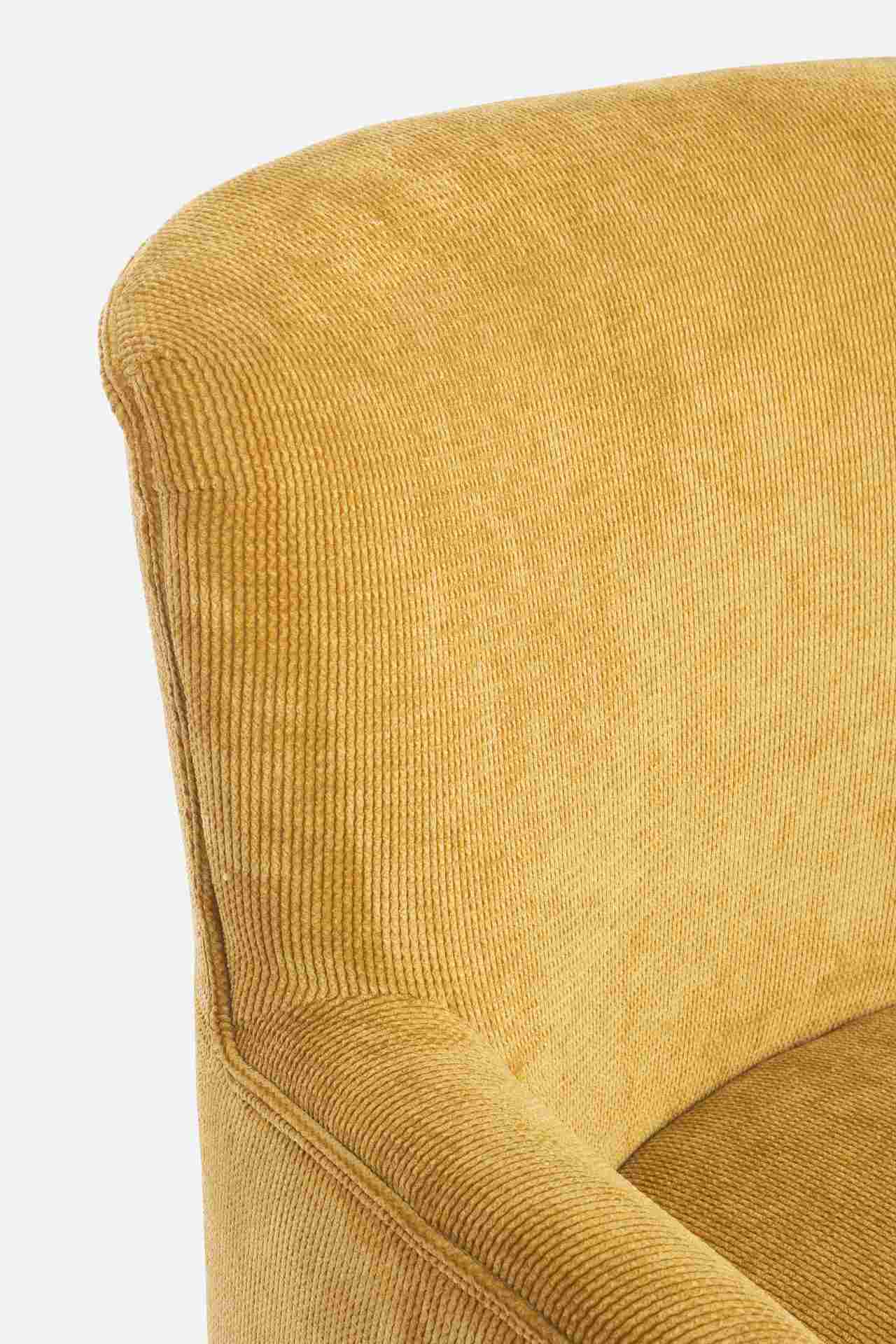Der Sessel Chenille überzeugt mit seinem klassischen Design. Gefertigt wurde er aus Stoff in Cord-Optik, welcher einen gelben Farbton besitzt. Das Gestell ist aus Kautschukholz und hat eine natürliche Farbe. Der Sessel besitzt eine Sitzhöhe von 45 cm. Die