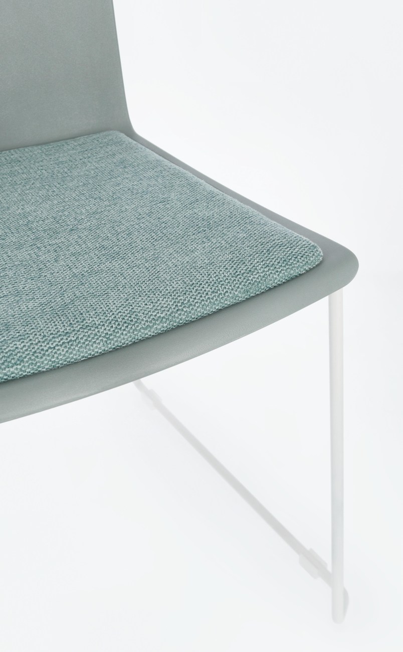 Der Esszimmerstuhl Giulia überzeugt mit seinem modernen Stil. Gefertigt wurde er aus Kunststoff, welches einen Salbei Farbton besitzt. Das Gestell ist aus Metall und hat eine weiße Farbe. Der Stuhl besitzt eine Sitzhöhe von 46 cm.