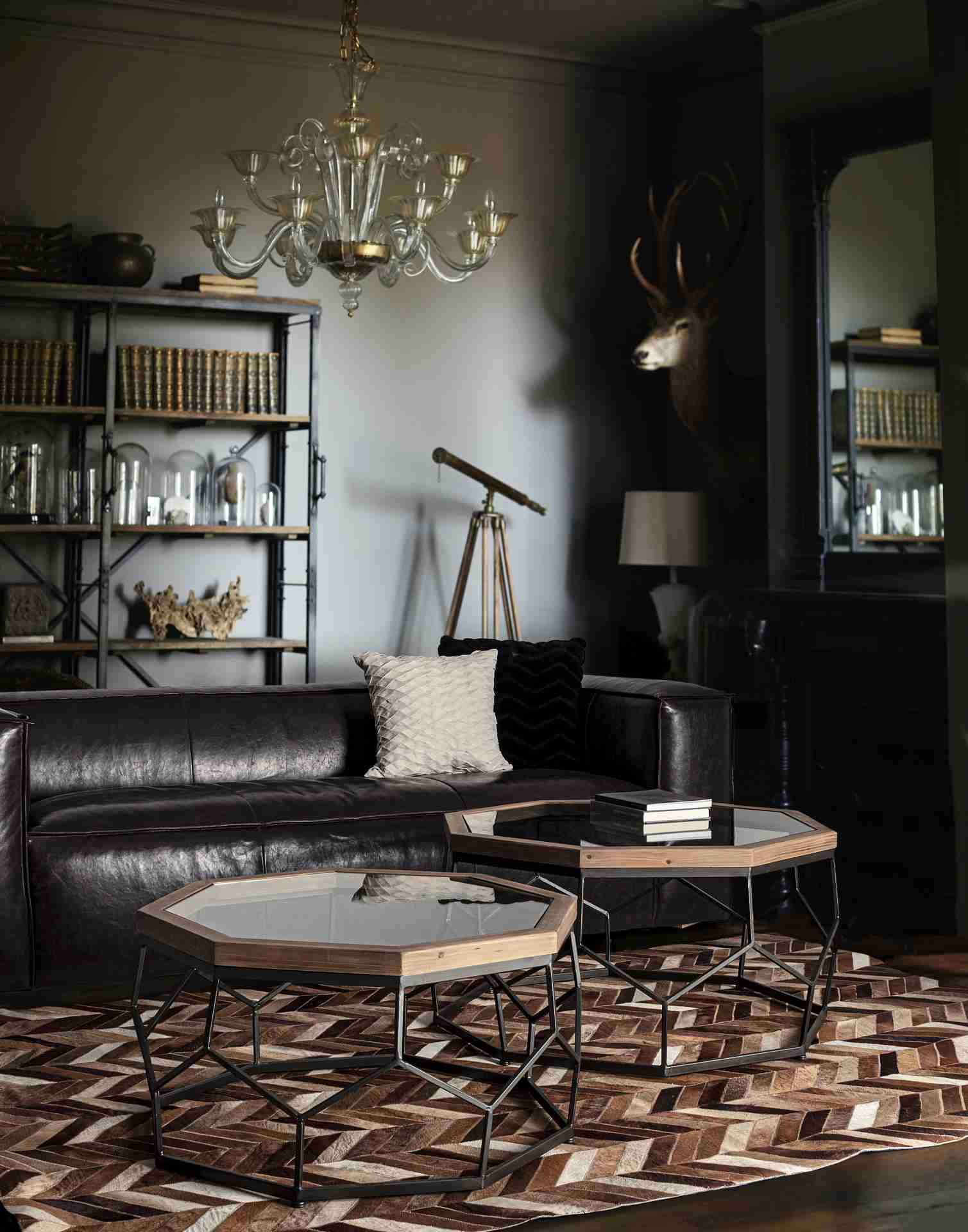 Das Sofa Dakota überzeugt mit seinem klassischen Design. Gefertigt wurde es aus Kunstleder, welches einen braunen Farbton besitzt. Das Gestell ist aus Eichenholz und hat eine natürliche Farbe. Das Sofa ist in der Ausführung als 3-Sitzer. Die Breite beträg