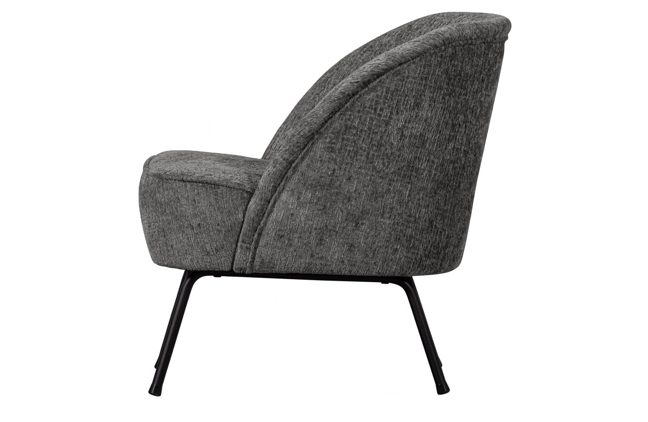 Der Sessel Vogue überzeugt mit seinem modernen Stil. Gefertigt wurde er aus Struktursamt, welches einen dunkelgrauen Farbton besitzt. Das Gestell ist aus Metall und hat eine schwarze Farbe. Der Sessel besitzt eine Größe von 57x70 cm.