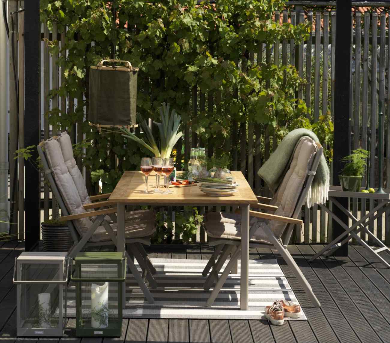 Der Gartenesstisch Lyon überzeugt mit seinem modernen Design. Gefertigt wurde die Tischplatte aus Teakholz und hat eine natürliche Farbe. Das Gestell ist aus Metall und hat eine Kaki Farbe. Der Tisch besitzt eine Länge von 194 cm welche auf 252 cm verläng