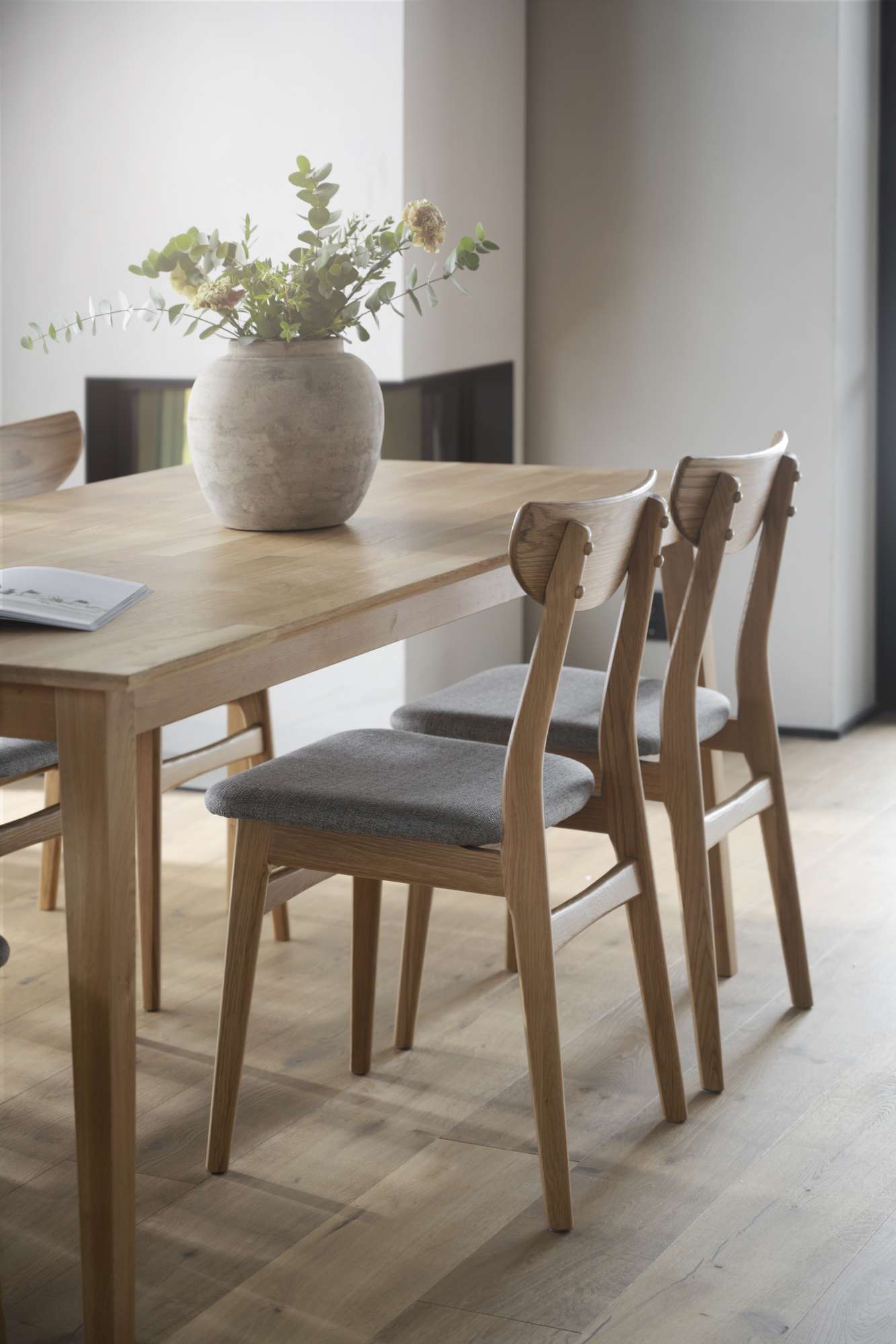 Design trifft Funktion: Stuhl Rodham 2er Set, Eiche / Hellgrau.