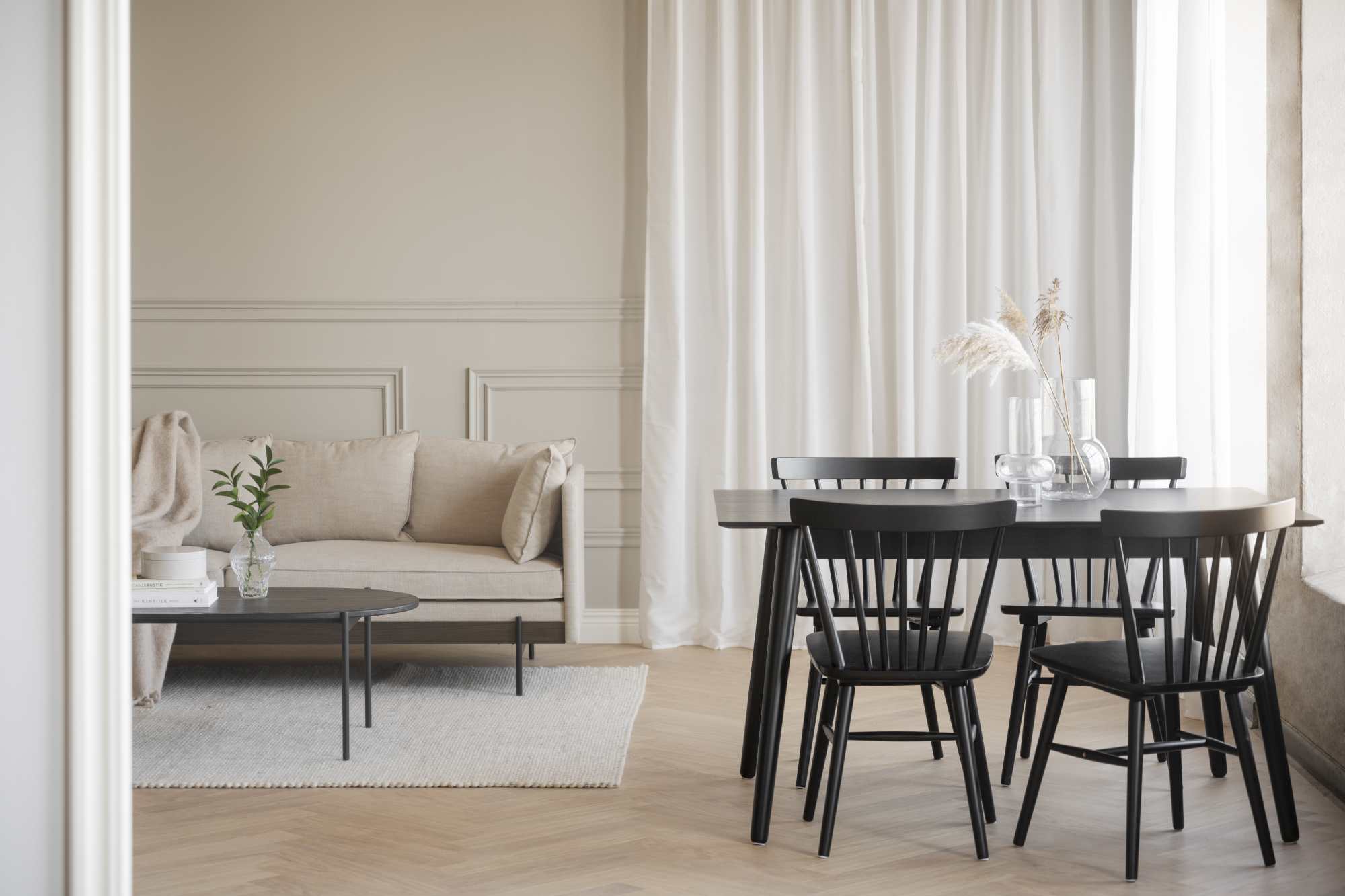 Komfortabel & schön – Esstisch Lotta 140x90cm, Esche Schwarz.