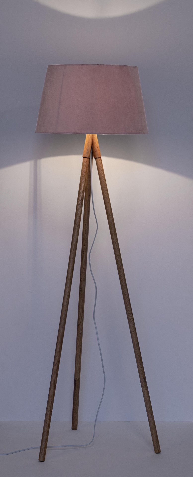 Die Stehleuchte Wallas überzeugt mit ihrem klassischen Design. Gefertigt wurde sie aus Tannenholz, welches einen natürlichen Farbton besitzt. Der Lampenschirm ist aus Samt und hat eine rosa Farbe. Die Lampe besitzt eine Höhe von 152 cm.