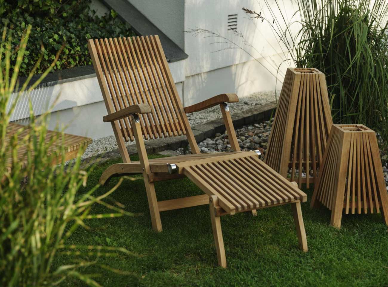 Der Liegestuhl Julita überzeugt mit seinem modernen Design. Gefertigt wurde er aus Teakholz, welches einen natürlichen Farbton besitzt. Das Gestell ist auch aus Teakholz und hat eine natürliche Farbe. Die Sitzhöhe des Stuhls beträgt 34 cm.