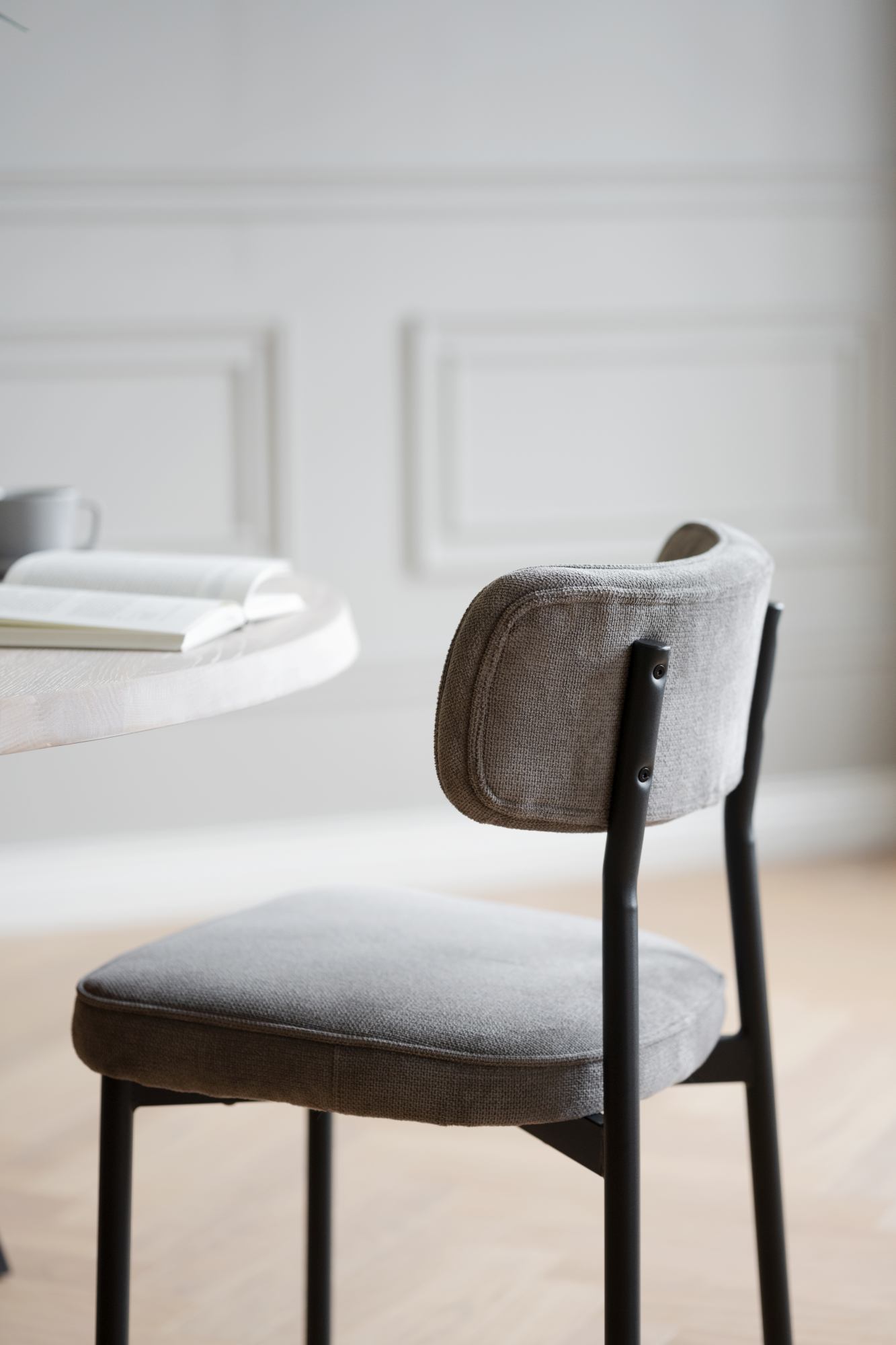 Stuhl Paisley 2er Set, Grau-Braun – modernes Design trifft Komfort.