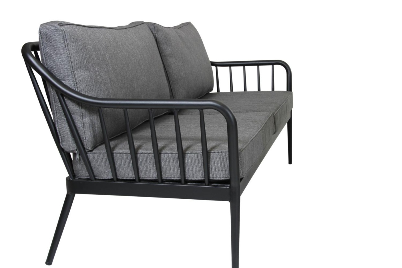 Das Gartensofa Coleville überzeugt mit seinem modernen Design. Gefertigt wurde er aus Metall, welches einen schwarzen Farbton besitzt. Das Gestell ist auch aus Metall. Die Sitzhöhe des Sofas beträgt 48 cm.