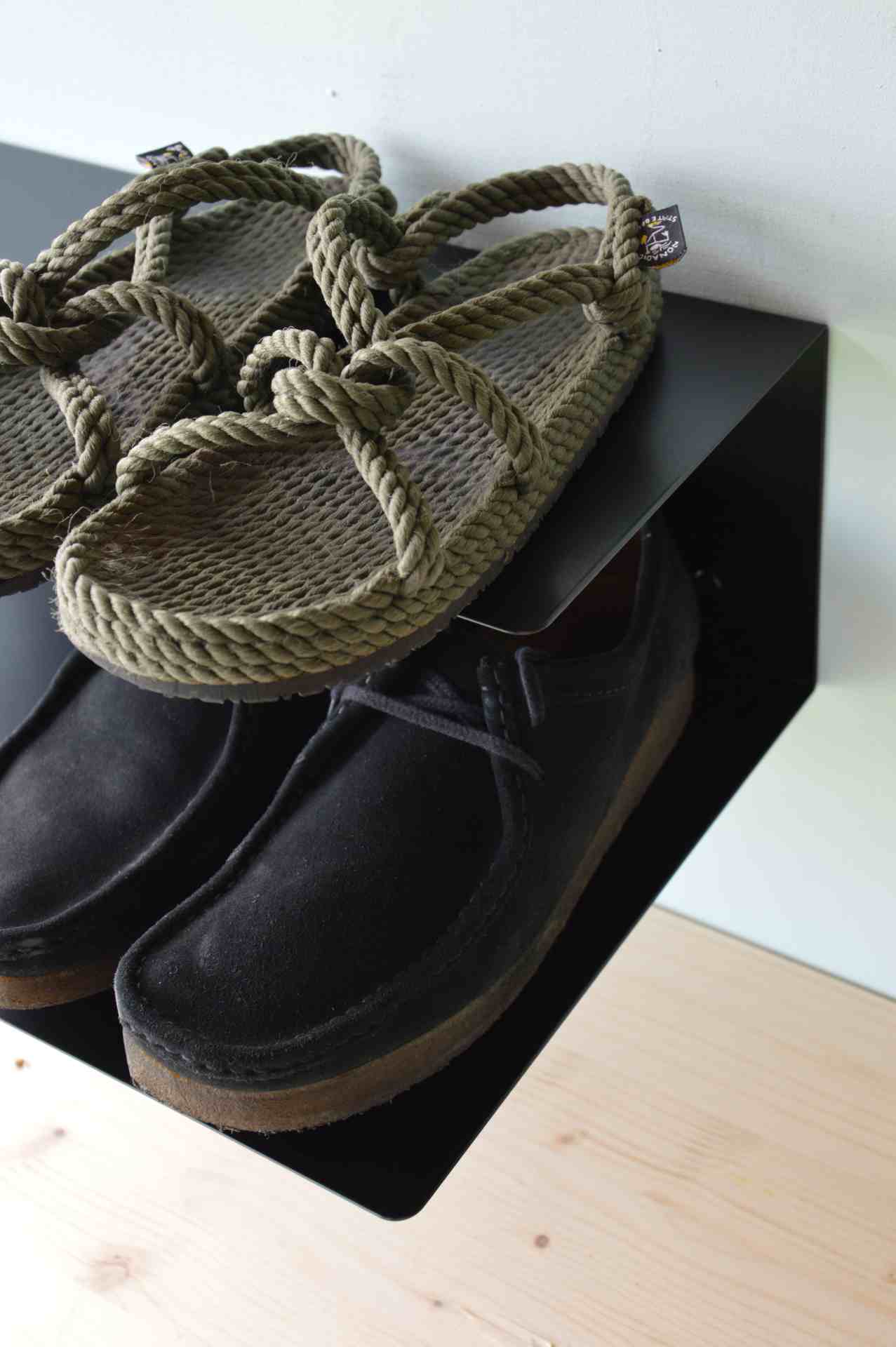 Das Schuhregal Fritz wurde aus Metall gefertigt und hat einen schwarzen Farbton. Die Breite beträgt 80 cm. Das Design ist schlicht aber auch modern. Das Regal ist ein Produkt der Marke Jan Kurtz.