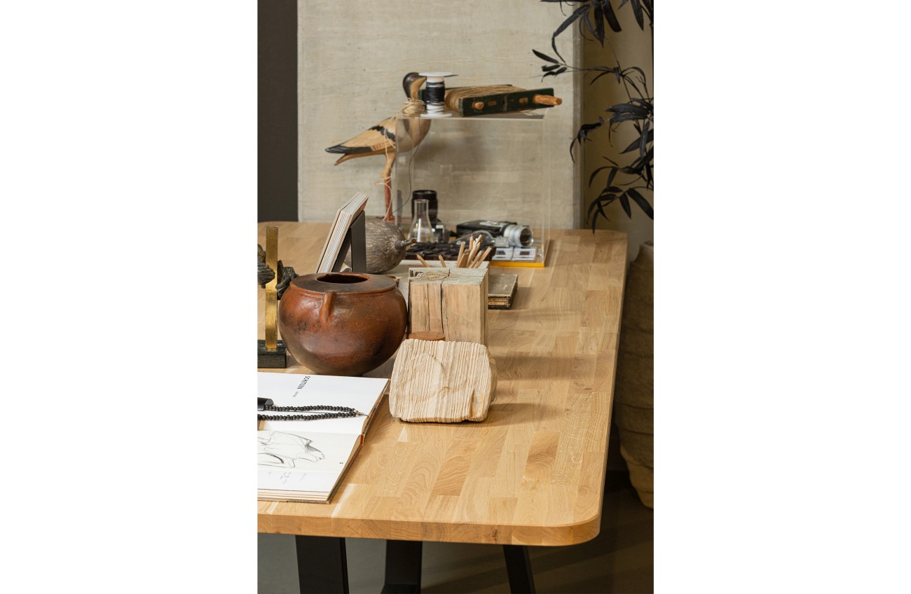 Der Esstisch Tablo XL überzeugt mit seinem modernen Design. Gefertigt wurde er aus Eichenholz, welches einen natürlichen Farbton besitzt. Das Gestell ist aus Metall und hat eine schwarze Farbe. Der Esstisch besitzt einen Länge von 240 cm.