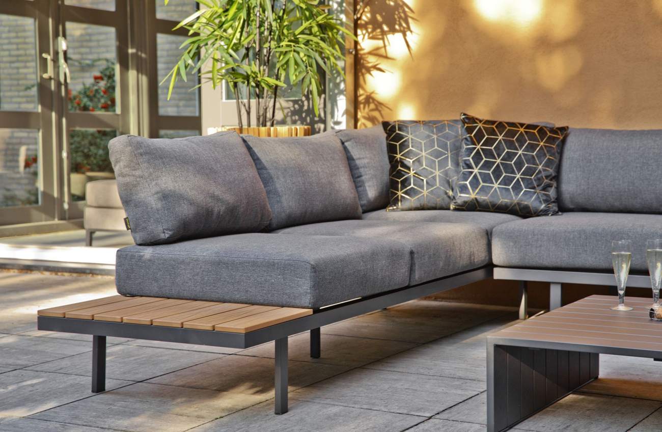Das Gartenecksofa Orlando überzeugt mit seinem modernen Design. Gefertigt wurde er aus Stoff, welches einen dunkelgrauen Farbton besitzt. Das Gestell ist aus Aluminium und hat eine Anthrazit Farbe. Das Sofa wird inklusive Kissen und Couchtisch geliefert.