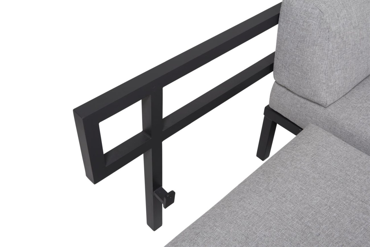 Das Gartenecksofa Delia überzeugt mit seinem modernen Design. Gefertigt wurde er aus Metall, welches einen schwarzen Farbton besitzt. Das Gestell ist auch aus Metall. Die Sitzhöhe des Sofas beträgt 42 cm. Das Sofa ist individuell verstellbar.