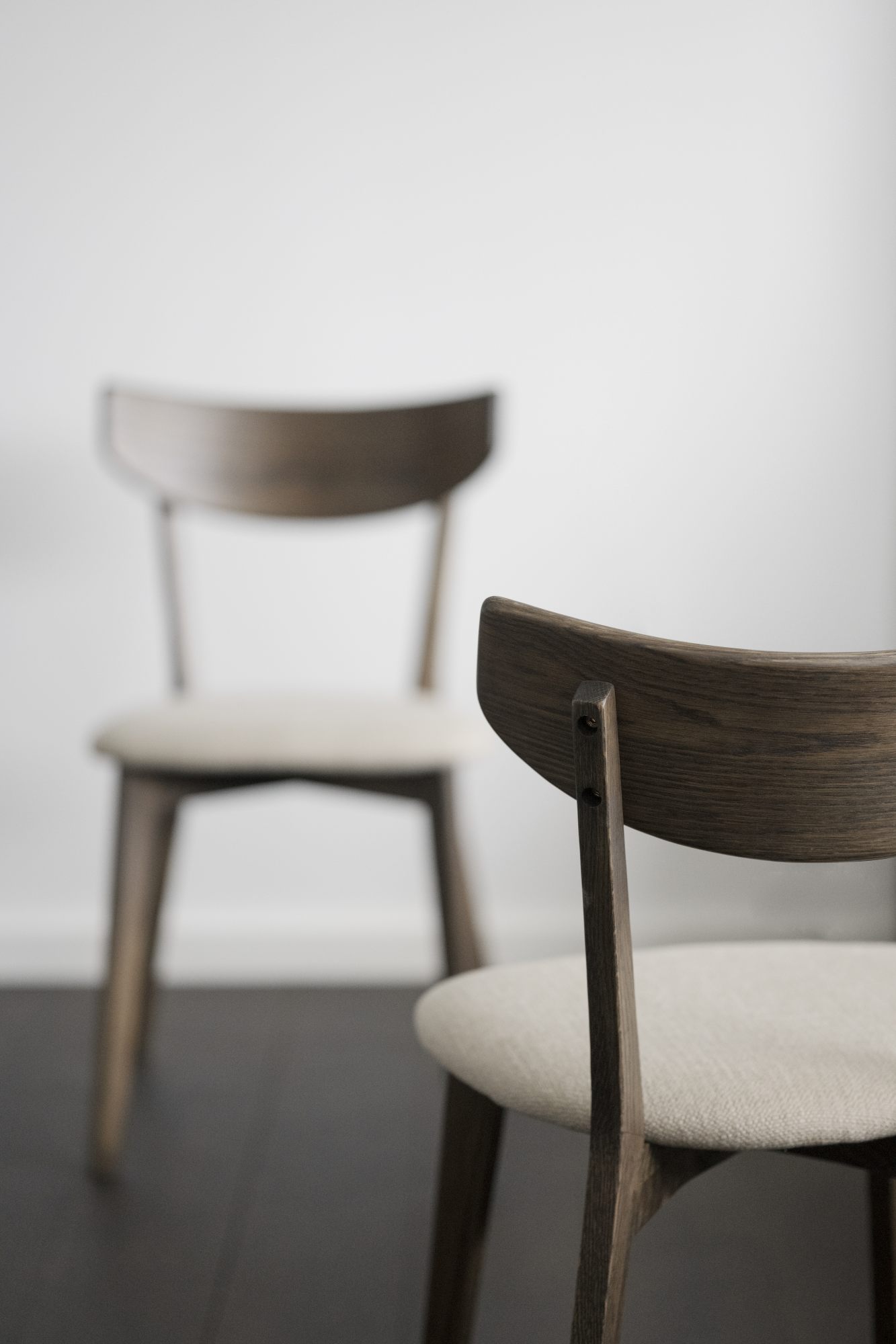 Design trifft Funktion: Stuhl Ami Eiche 2er Set, Braun / Sand.