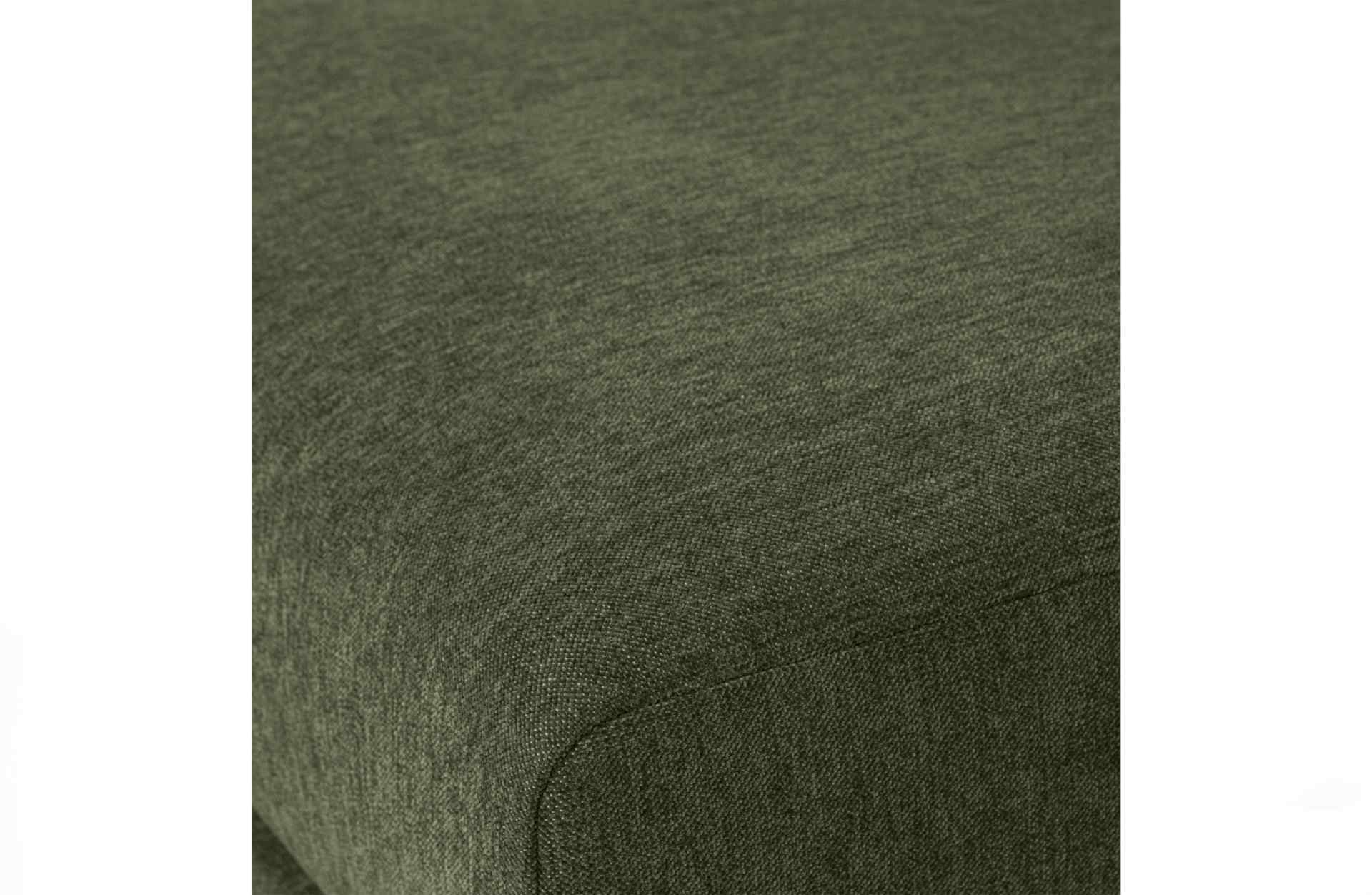 Das Modulsofa Couple Lounge überzeugt mit seinem modernen Design. Das Lounge Element mit der Ausführung 100 cm wurde aus Melange Stoff gefertigt, welcher einen einen grünen Farbton besitzen. Das Gestell ist aus Metall und hat eine schwarze Farbe. Das Elem