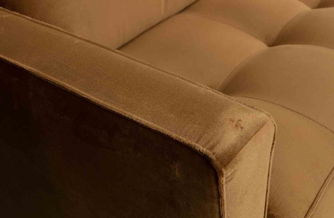 Bequemes Sofa Rodeo Classic mit gesteppten Samtbezug. Hochwertige Verarbeitung und traumhaftes Design