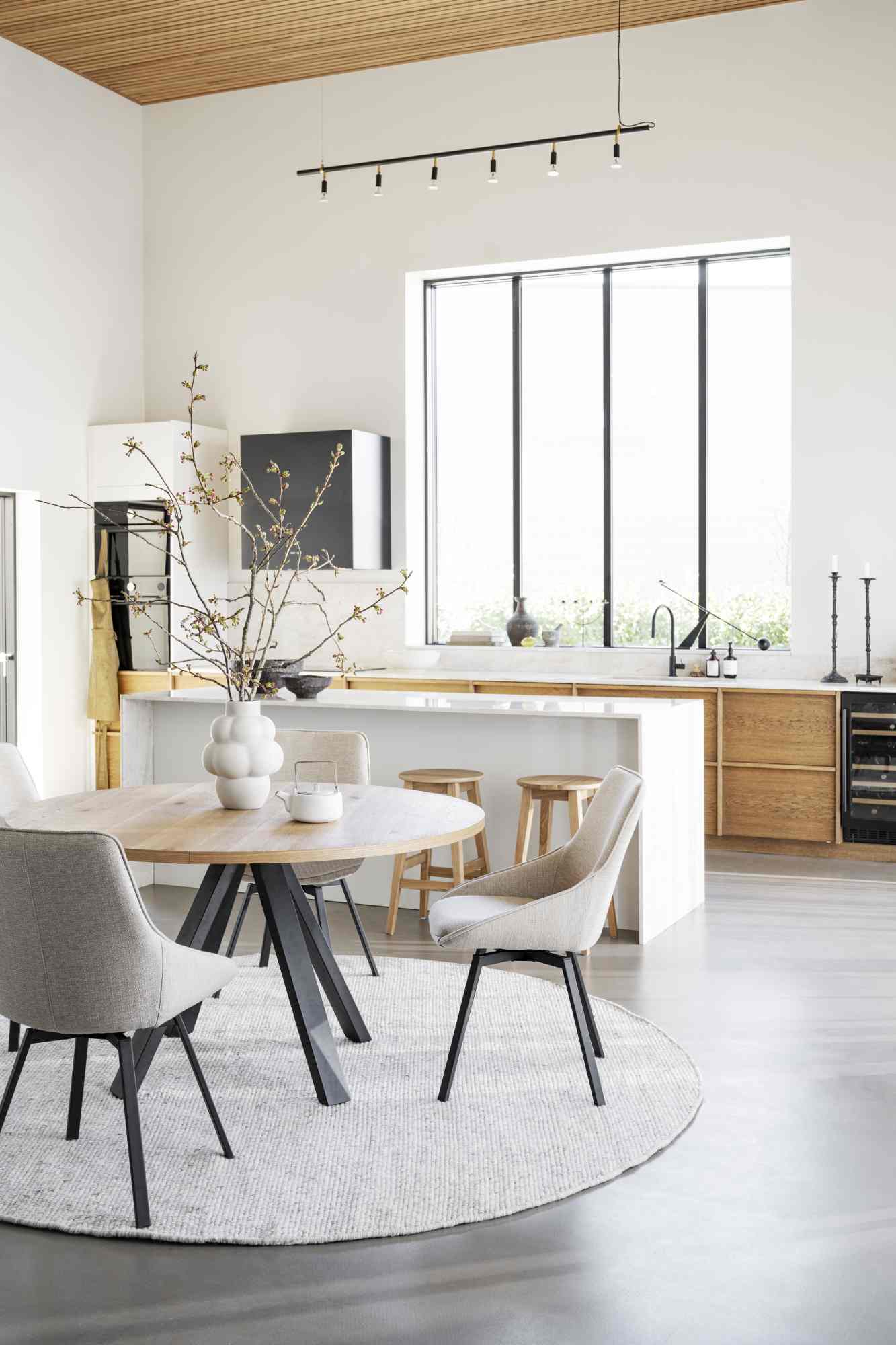 Esstisch Maddock Rund 135cm, Eiche Natur – überzeugt mit zeitlosem Stil.