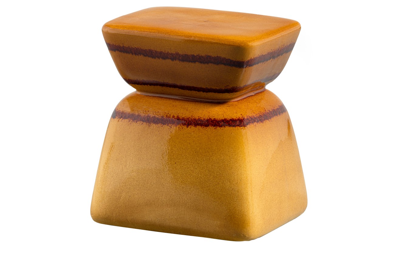 Der Beistelltisch Terra überzeugt mit seinem modernen Stil. Gefertigt wurde er aus Keramik, welches einen Curry Farbton besitzt. Der Beistelltisch besitzt eine Größe von 33x33 cm.
