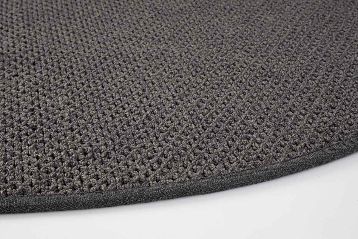 Der Outdoor Teppich Daya überzeugt mit seinem modernen Design. Gefertigt wurde er aus Kunststofffasern, welche einen Beigen Farbton besitzt. Der Teppich verfügt über einen Durchmesser von 150 cm und ist für den Outdoor Bereich geeignet.