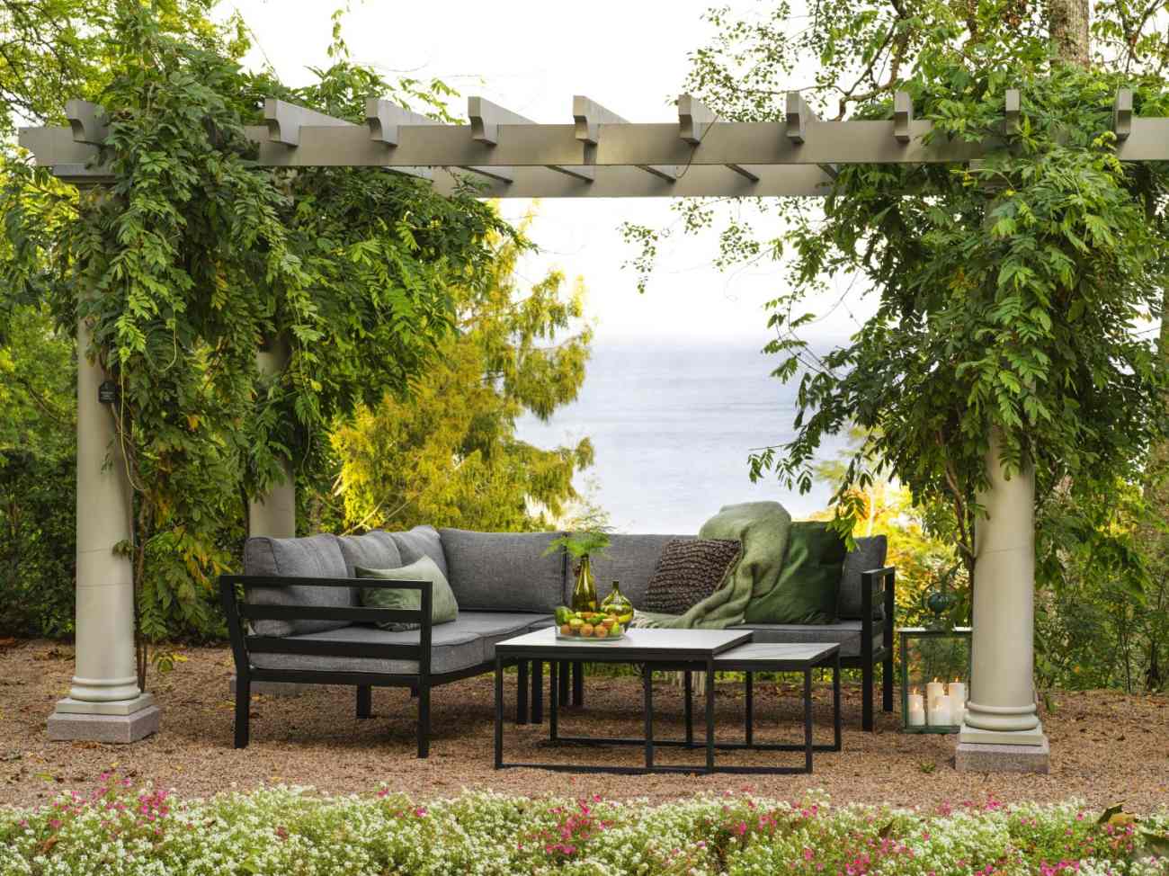 Das Gartenecksofa Weldon überzeugt mit seinem modernen Design. Gefertigt wurde er aus Stoff, welcher einen dunkelgrauen Farbton besitzt. Das Gestell ist aus Metall und hat eine schwarze Farbe. Die Sitzhöhe des Sofas beträgt 43 cm.