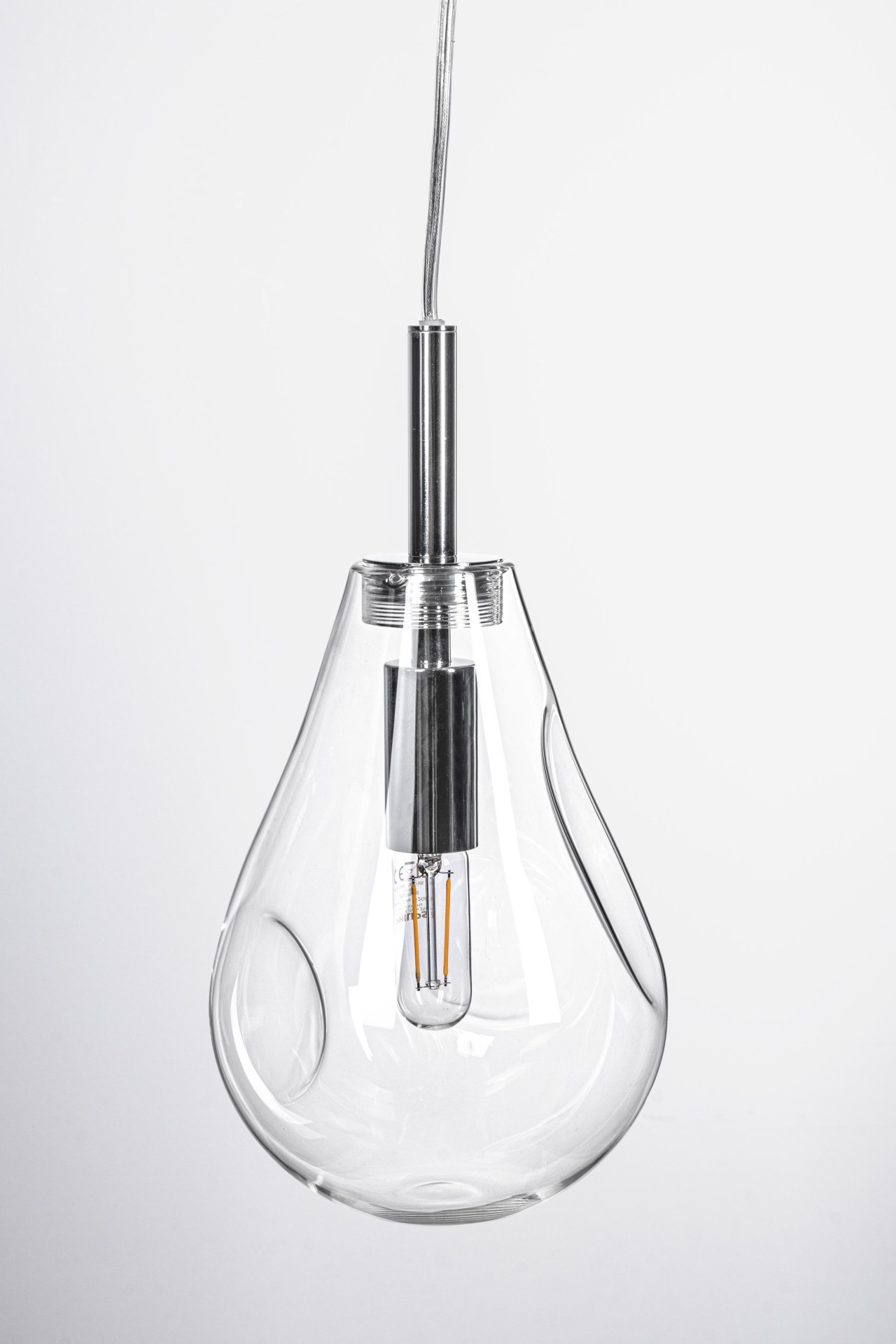 Die Hängeleuchte Reflect überzeugt mit ihrem modernen Design. Gefertigt wurde sie aus Metall, welches einen silberne Farbton besitzt. Der Lampenschirm ist aus Glas und ist klar. Die Lampe besitzt eine Höhe von 120 cm.