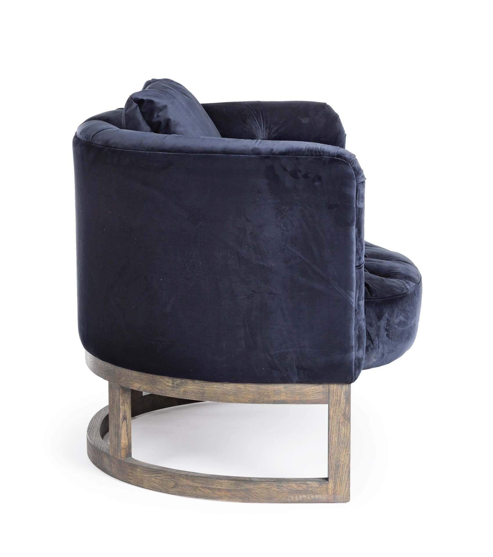 Der Sessel Midway überzeugt mit seinem klassischen Design. Gefertigt wurde er aus Samt, welches einen blauen Farbton besitzt. Das Gestell ist aus Eichenholz und hat eine natürliche Farbe. Der Sessel besitzt eine Sitzhöhe von 42 cm. Die Breite beträgt 90 c