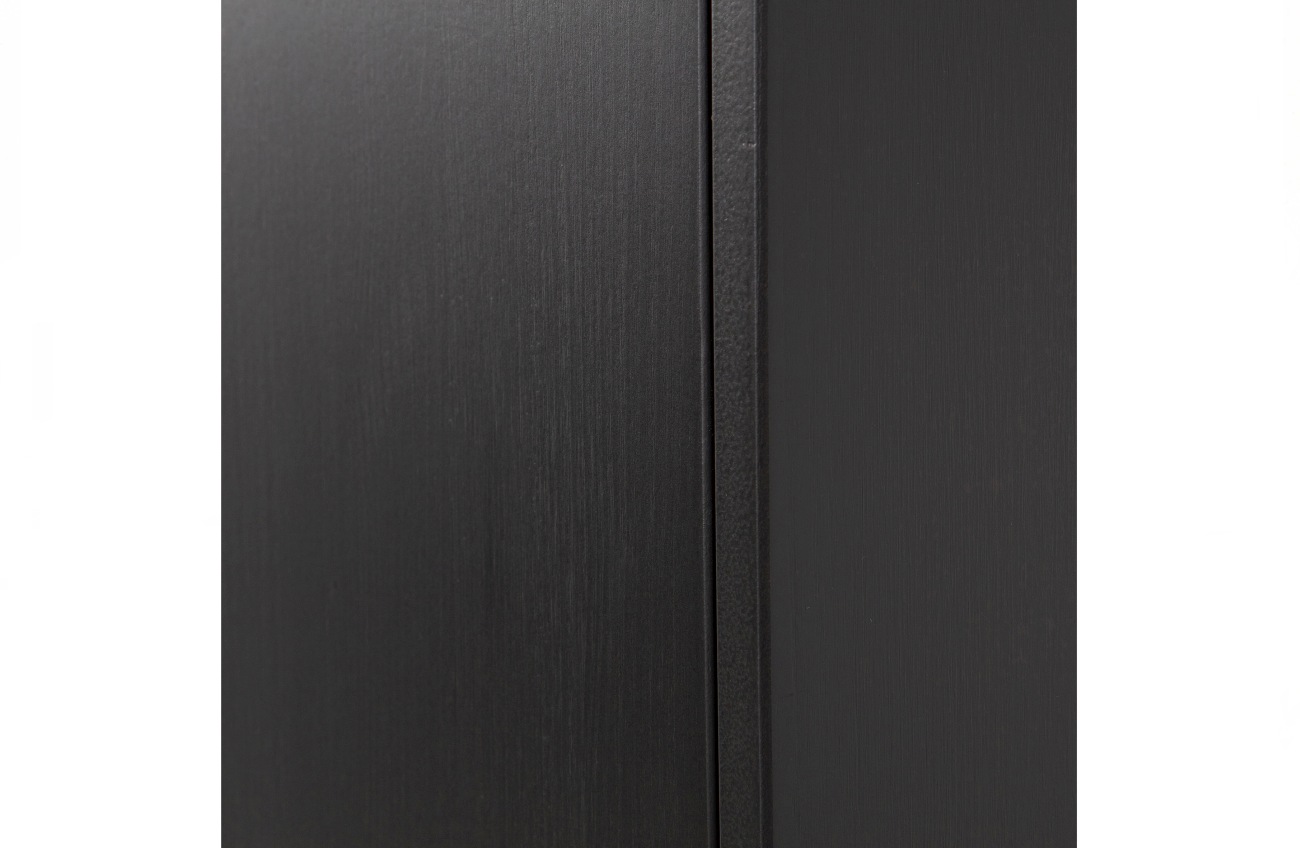 Der Schrank Teun überzeugt mit seinem modernen Design. Gefertigt wurde er aus Kiefernholz, welches einen schwarzen Farbton besitzt. Das Gestell ist aus Metall und hat eine schwarze Farbe. Der Schrank verfügt über eine Tür und fünf Fächer.