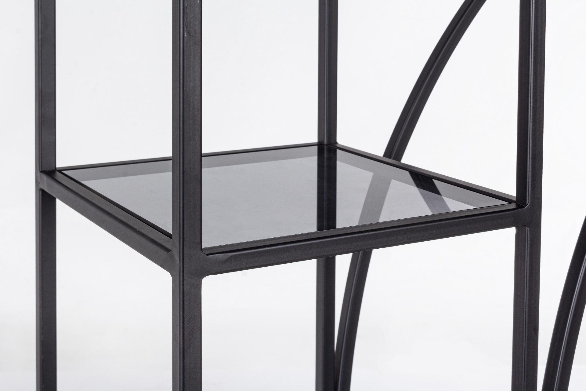 Das Regal Korvet überzeugt mit seinem klassischen Design. Gefertigt wurde es aus Glas. Das Gestell ist aus Metall und hat eine schwarze Farbe. Das Regal verfügt über vier Fächer. Die Breite beträgt 66 cm.