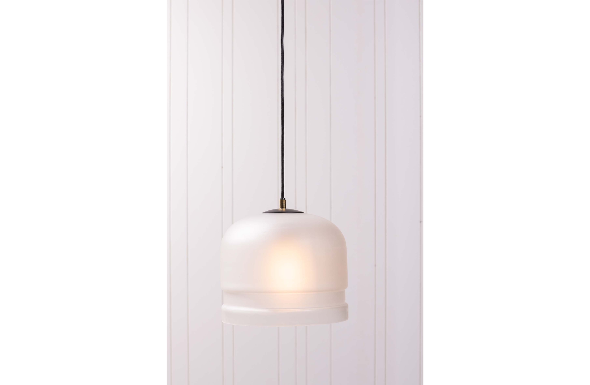 Die klassische Lampe Micah überzeugt mit ihrem schlichten auftreten. Gefertigt wurde sie aus Metall und Glas, welches in einem weißen Farbton ist.