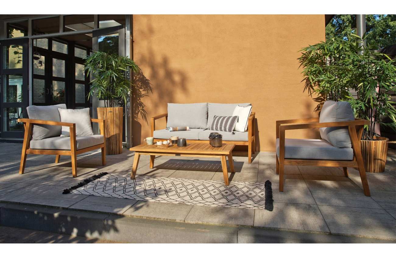 Das Garten-Set Lucca überzeugt mit seinem modernen Design. Gefertigt wurde er aus Stoff, welches einen hellgrauen Farbton besitzt. Das Gestell ist aus Teakholz und hat eine natürliche Farbe. Das Set wird inklusive Kissen, Couchtisch, Sofa und zwei Sesseln
