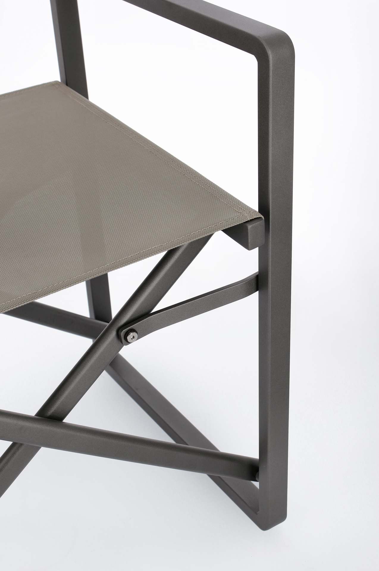 Der Gartenstuhl Konnor überzeugt mit seinem modernen Design. Gefertigt wurde er aus Textilene, welche einen Anthrazit Farbton besitzt. Das Gestell ist aus Aluminium und hat auch eine Anthrazit Farbe. Der Stuhl verfügt über eine Sitzhöhe von 46 cm und ist 