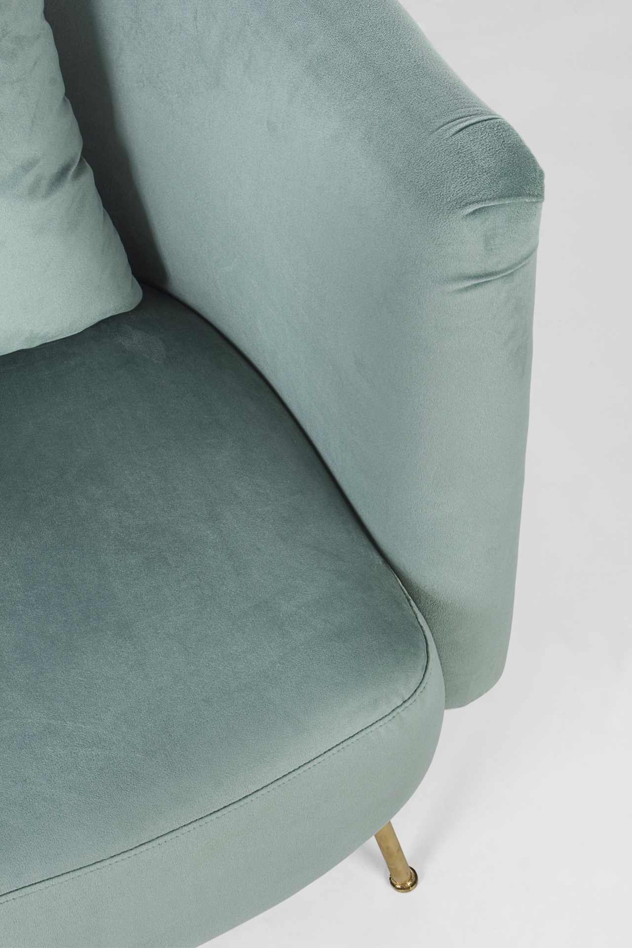 Der Sessel Tenbury überzeugt mit seinem modernen Design. Gefertigt wurde er aus Stoff in Samt-Optik, welcher einen türkis Farbton besitzt. Das Gestell ist aus Metall und hat eine goldene Farbe. Der Sessel besitzt eine Sitzhöhe von 42 cm. Die Breite beträg