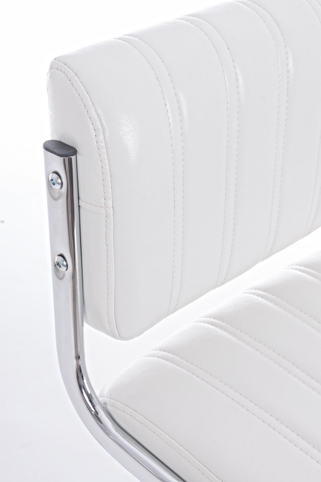 Der Barhocker Barclay überzeugt mit seinem klassischen Design. Gefertigt wurde er aus Kunstleder, welches einen weißen Farbton besitzt. Das Gestell ist aus Metall und hat eine silberne Farbe. Die Sitzhöhe des Hockers ist höhenverstellbar.