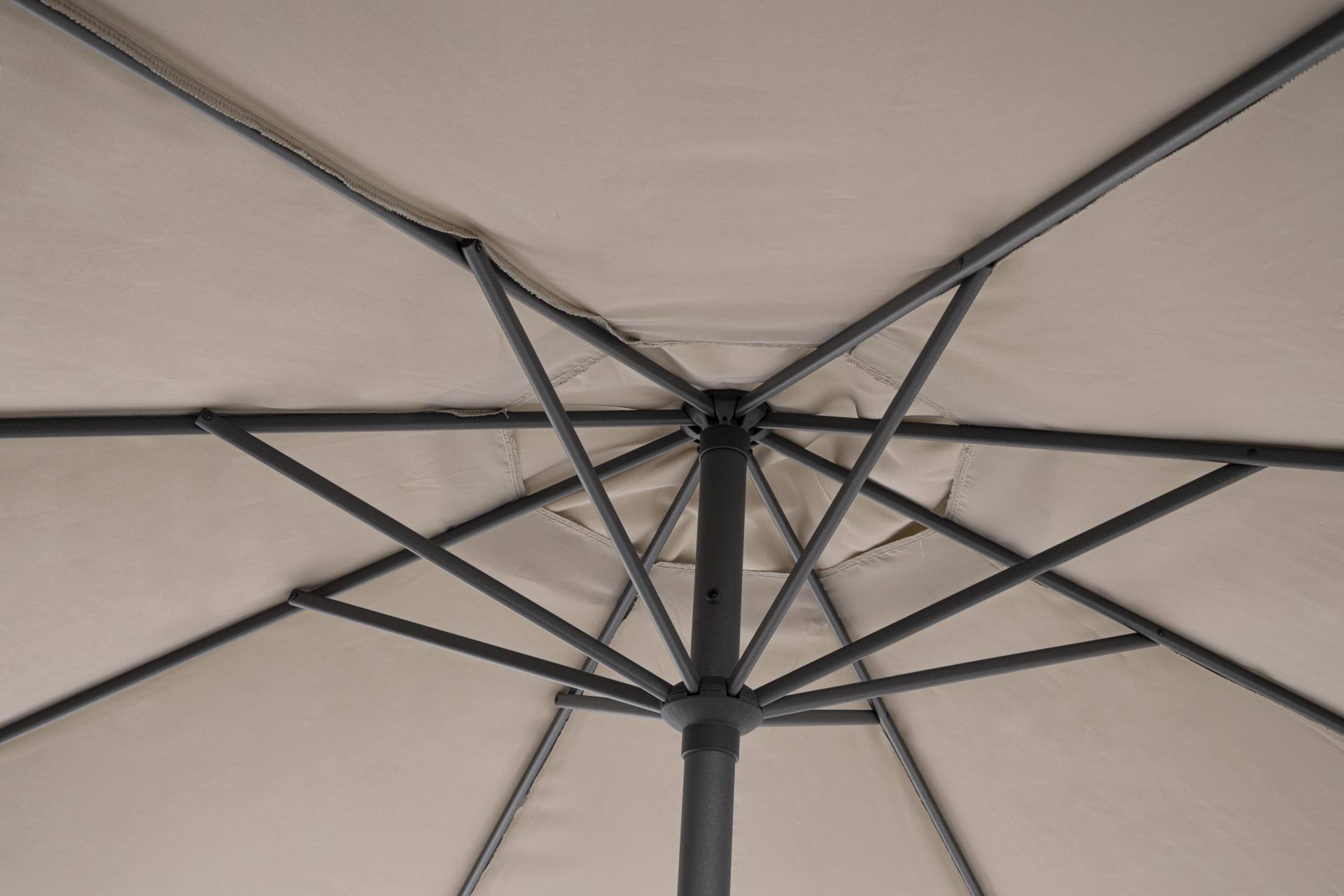Der Sonnenschirm Rio überzeugt mit seinem klassischen Design. Gefertigt wurde er aus einer Polyester Plane, welche einen Beigen Farbton besitzt. Das Gestell ist aus Aluminium und hat eine Anthrazit Farbe. Der Sonnenschirm verfügt über einen Durchmesser vo