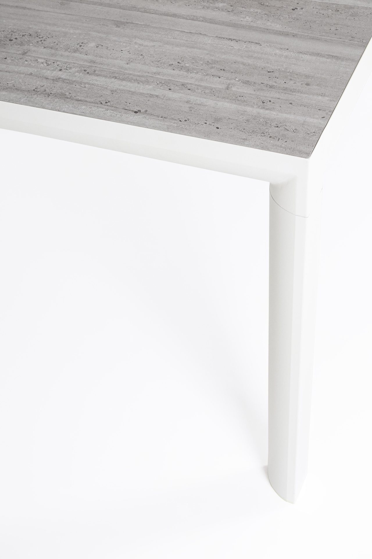 Der Gartentisch Mason überzeugt mit seinem modernen Design. Gefertigt wurde er aus Keramik, welcher einen grauen Farbton besitzt. Das Gestell ist aus Aluminium und hat eine weiße Farbe. Der Tisch verfügt über eine Länge von 160 cm und ist für den Outdoor 