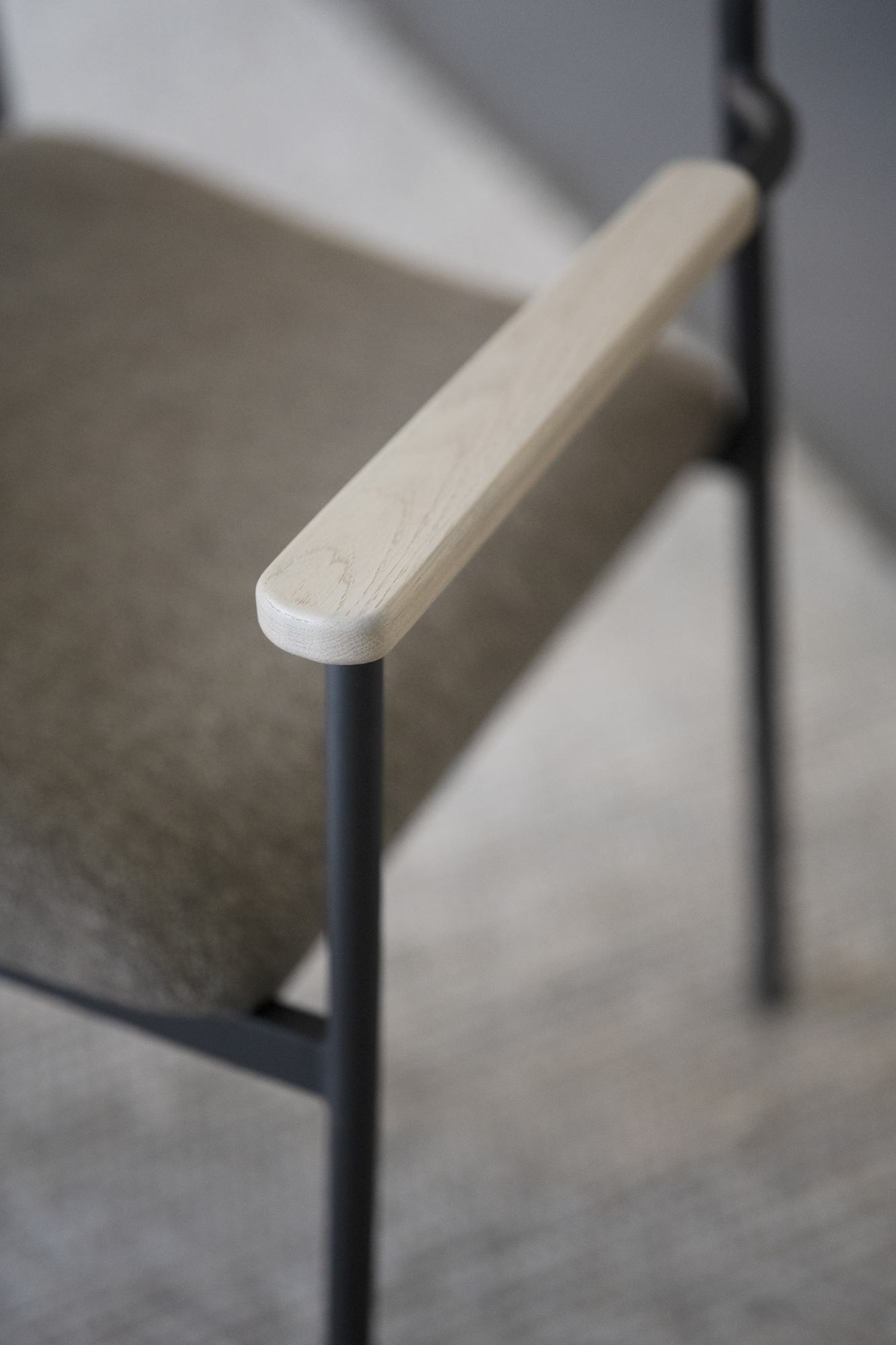 Stuhl Maymont 2er Set mit Armlehnen, Whitewash / Dunkelbeige – überzeugt mit zeitlosem Stil.