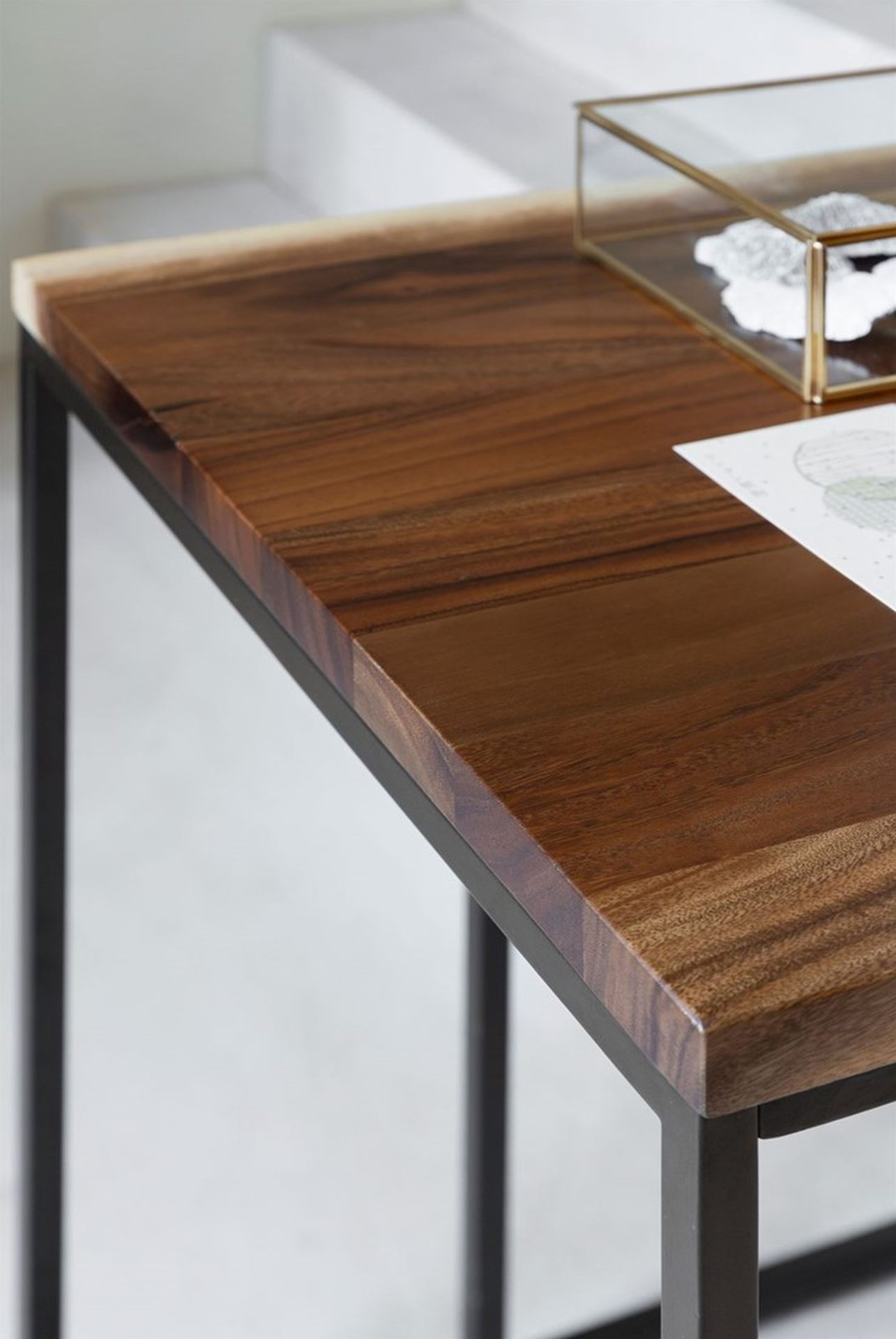 Der Schreibtisch Flare überzeugt mit seinem massivem aber auch industriellem Design. Gefertigt wurde der Tisch aus massivem Suar Holz, welches einen natürlichen Farbton besitzt. Der Tisch besitzt eine Länge von 140 cm.
