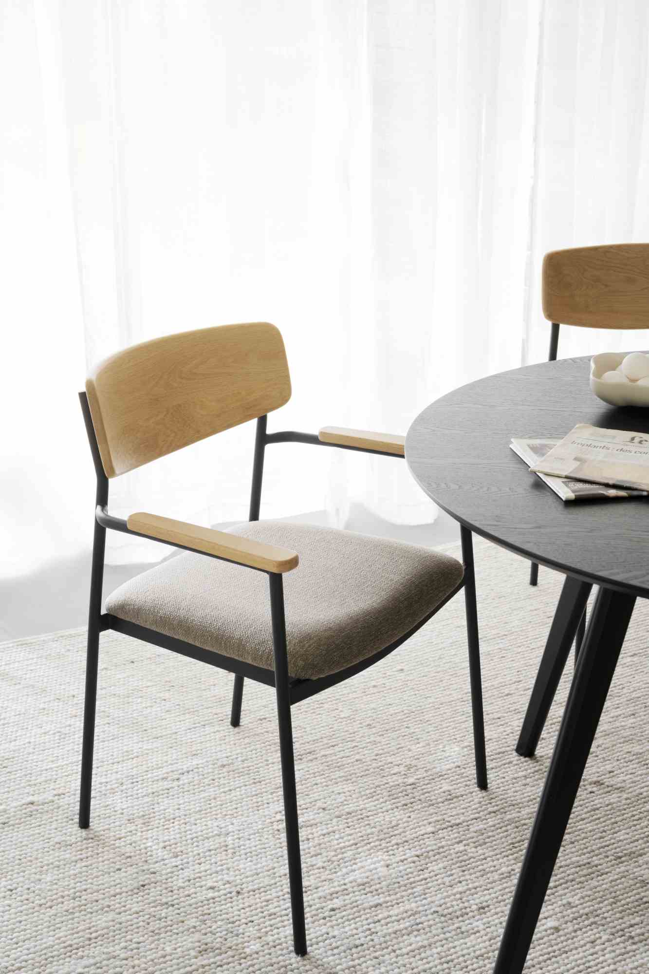 Stuhl Maymont 2er Set mit Armlehnen, Eiche / Dunkelbeige passt perfekt in stilvolle Wohnräume.