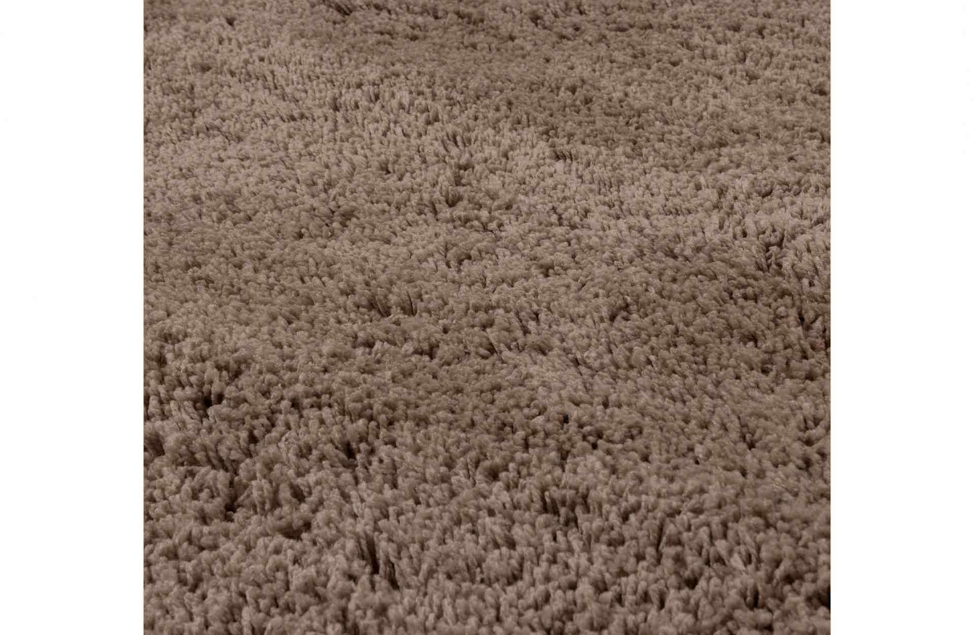 Der Teppich Highway überzeugt mit seinem modernen Design. Gefertigt wurde er aus einem Kunstgewebe aus Polyester, welches einen Sand Farbton besitzt. Der Teppich besitzt eine Größe von 170x240 cm.